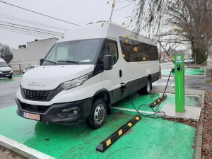 Tömegközlekedés elektromos kisbusszal Zsombolyán, európai alapokból